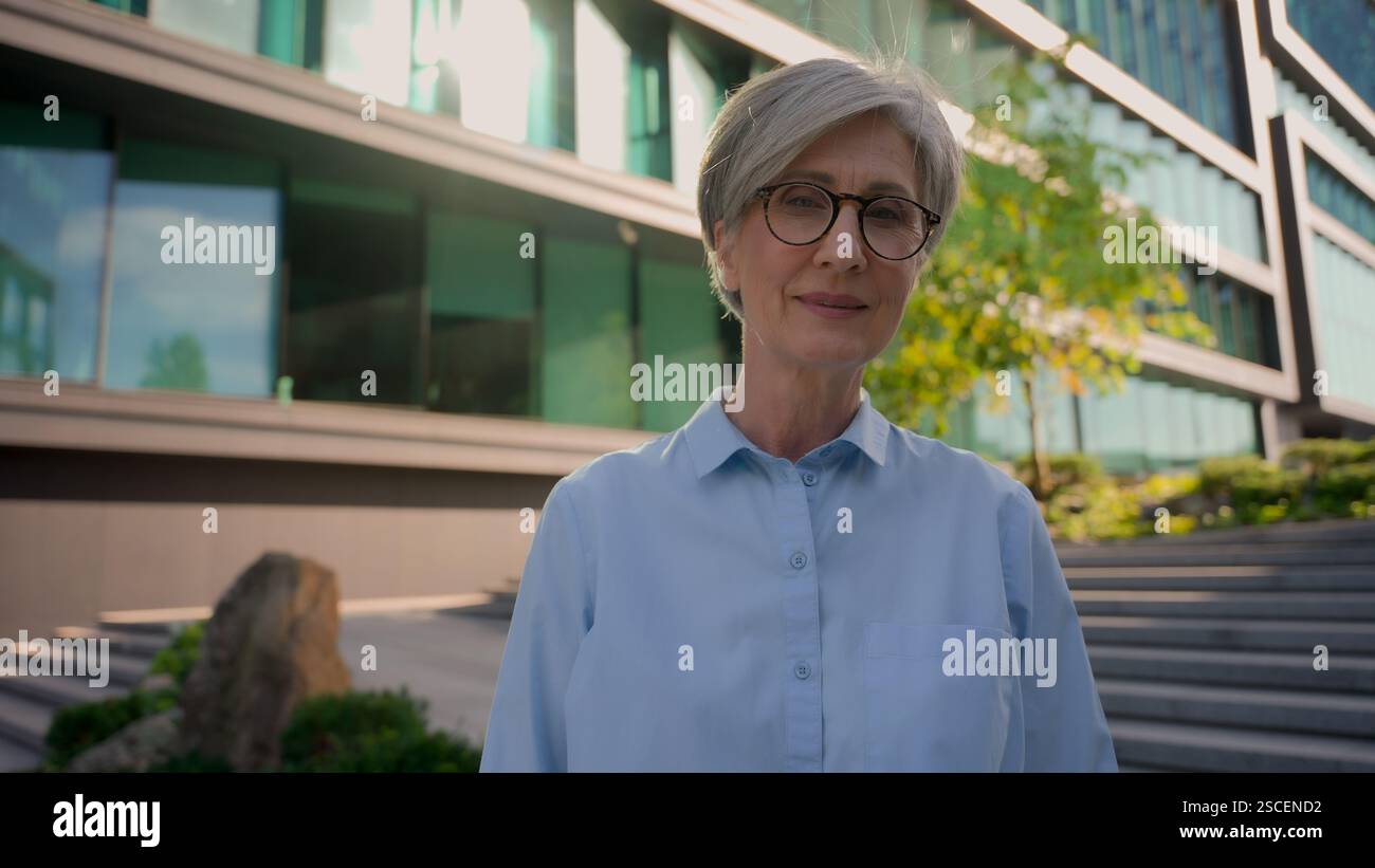 Portrait d'affaires en mouvement dans la ville adulte femme caucasienne confiante d'âge moyen des années 50 vieille femme d'affaires leader employeur bureau d'agent immobilier Banque D'Images