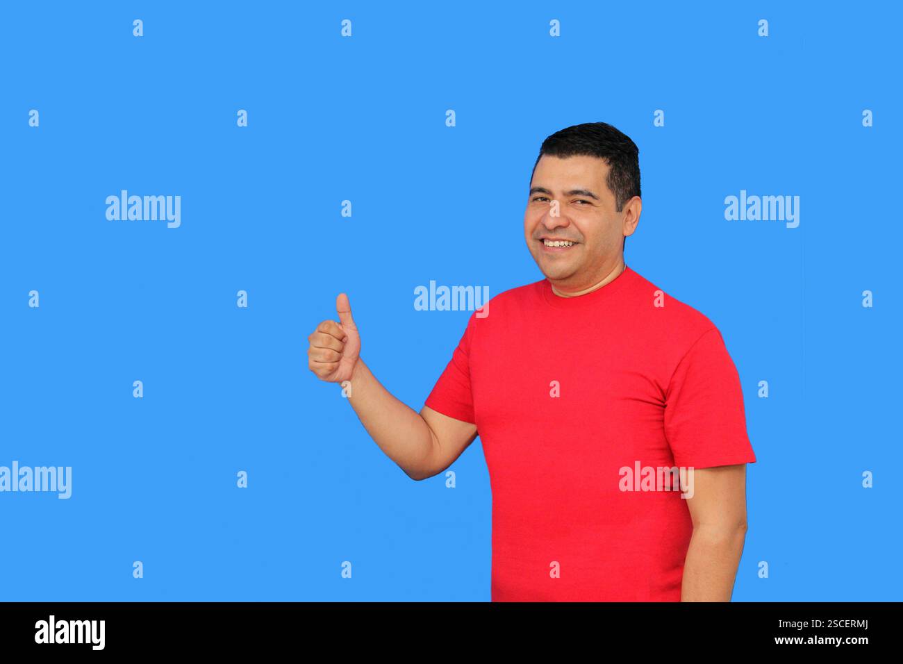 Homme adulte latino-peau foncée montre le signe OK ou approuvé avec sa main enthousiaste et positive Banque D'Images Homme adulte latino-peau foncée montre le signe OK ou approuvé avec sa main enthousiaste et positive Banque D'Images