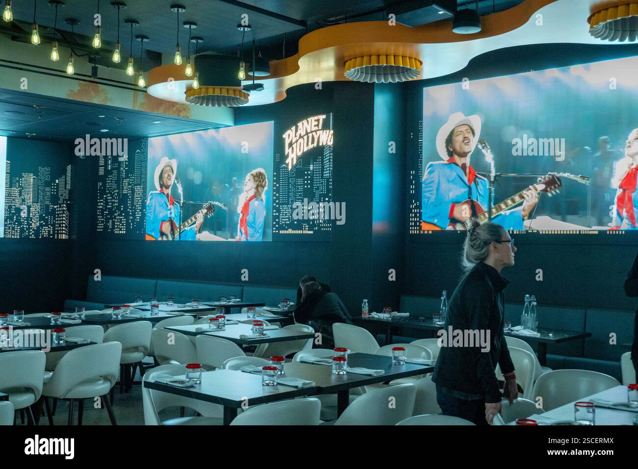 'Planet Hollywood' est un restaurant/bar à thème situé sur W. 42nd à Times Square, 2025, New York City, États-Unis Banque D'Images