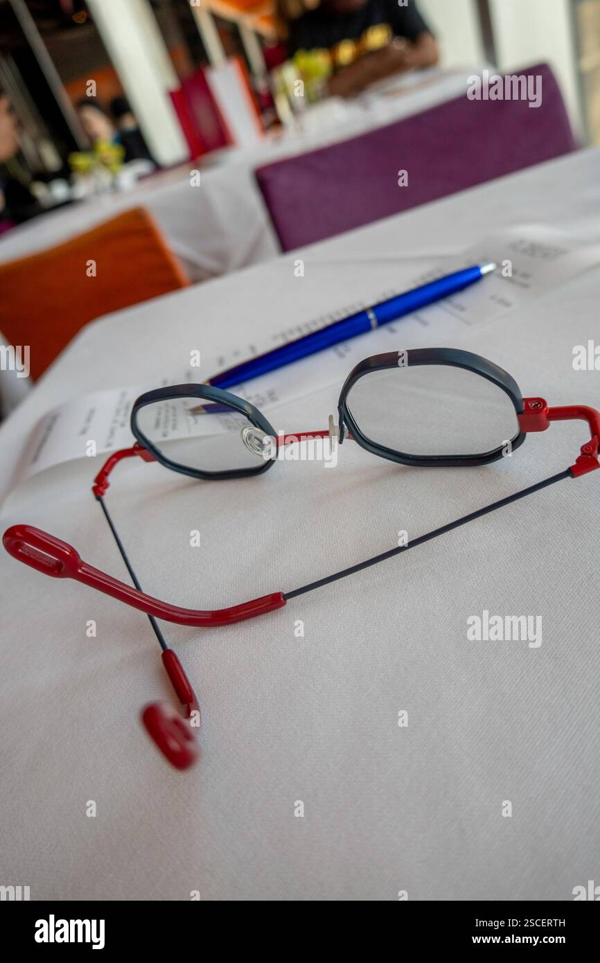 Natures mortes de lunettes d'homme, stylo et billet dans un restaurant haut de gamme de Manhattan, 2025, New York City, États-Unis Banque D'Images