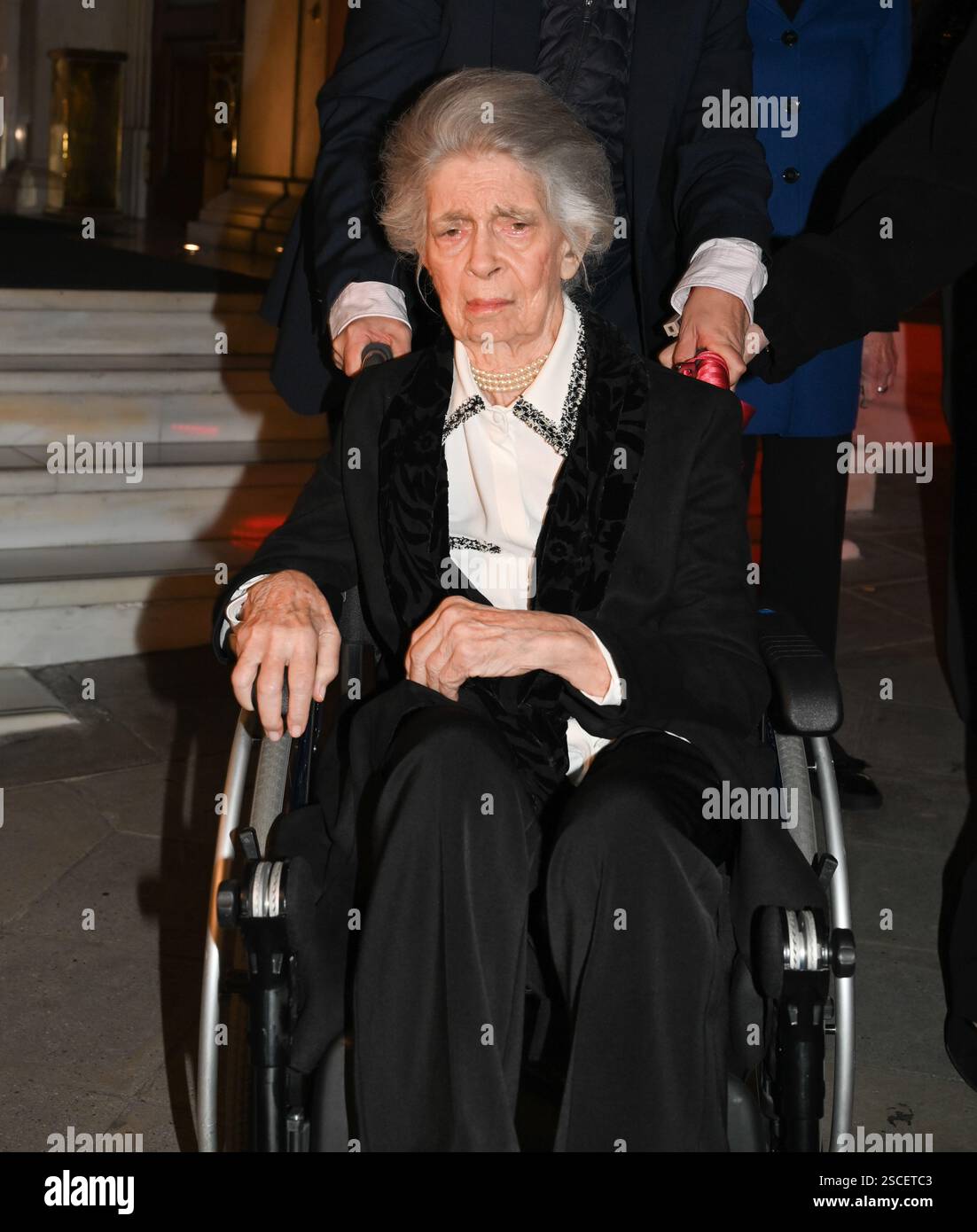 Athènes, Grèce. 6 février 2025. La princesse Irène de Grèce et de Danemark sort de l'Hôtel Grande Bretagne pour assister au dîner pré-mariage du Prince Nikolaos de Grèce et Chrysi Vardinogianni. Crédit : Dimitris Aspiotis/Alamy Live News Banque D'Images