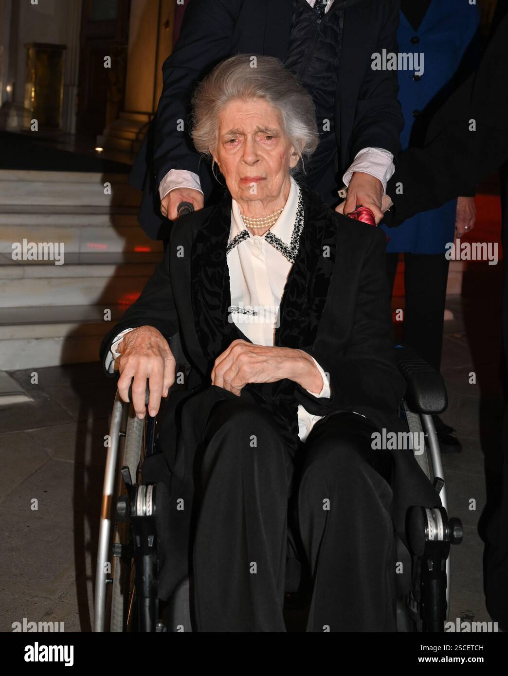 Athènes, Grèce. 6 février 2025. La princesse Irène de Grèce et de Danemark sort de l'Hôtel Grande Bretagne pour assister au dîner pré-mariage du Prince Nikolaos de Grèce et Chrysi Vardinogianni. Crédit : Dimitris Aspiotis/Alamy Live News Banque D'Images