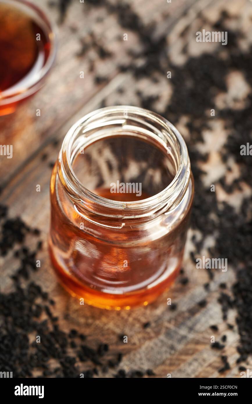 Cumin noir ou huile de graines de Nigella sativa dans un bocal en verre Banque D'Images