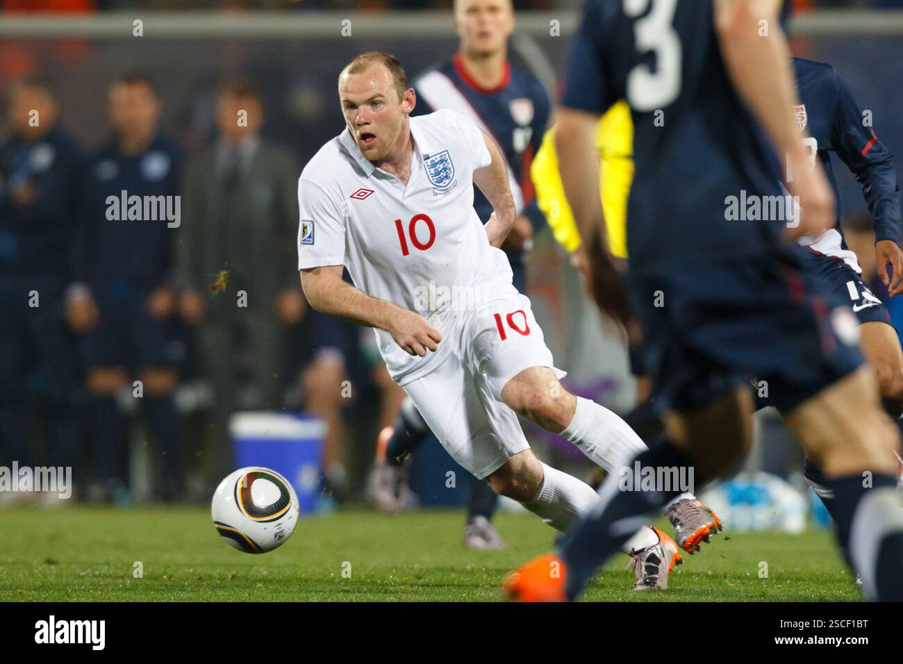 Wayne Rooney d'Angleterre en action contre les États-Unis lors d'un match de Coupe du monde de la FIFA 2010 du Groupe A le 12 juin 2010 à Rustenburg, en Afrique du Sud. Usage éditorial exclusif. Pas d'utilisation de push vers l'appareil mobile. Utilisation commerciale interdite. (Photographie de Jonathan Paul Larsen / Diadem images) Banque D'Images