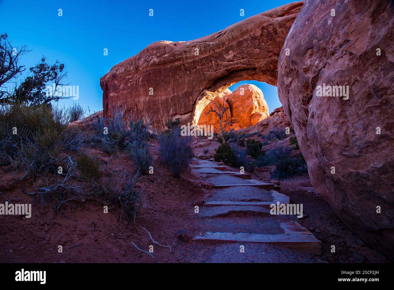 Parc national des arches par un matin clair de janvier. La beauté et le paysage du parc changent radicalement en fonction des conditions météorologiques. Banque D'Images