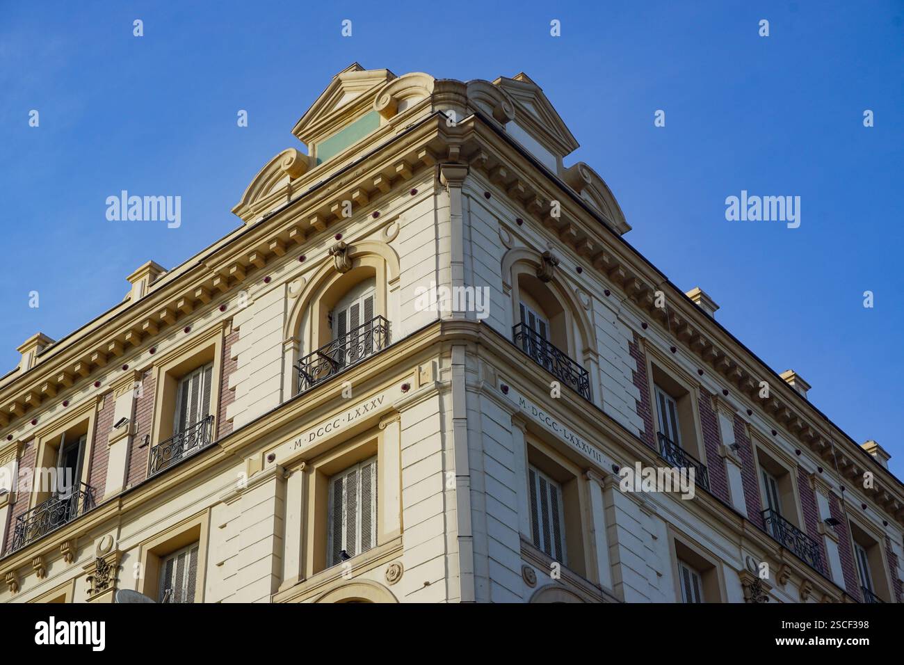 Image abstraite de bâtiments coloniaux de l'architecture ancienne à annaba, algérie Banque D'Images