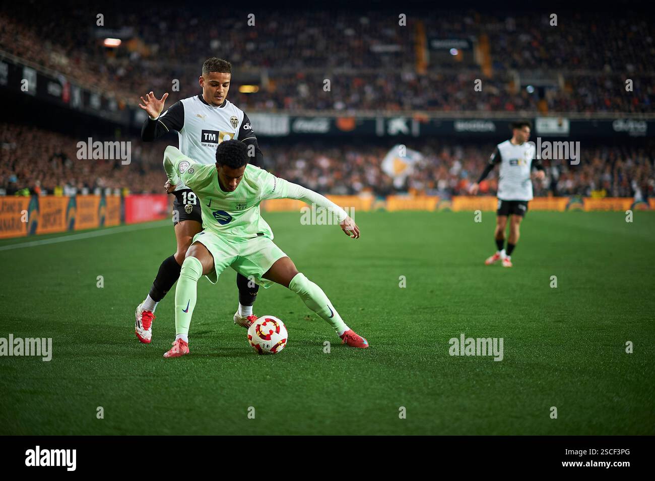 Valencia, Espagne , 6, février 2025. Max Aarons de Valencia CF (G) et Alejandro Balde du FC Barcelone (d) en quart de finale de la Copa del Rey espagnole. Crédit : Vicente Vidal Fernandez/Alamy Live News Banque D'Images
