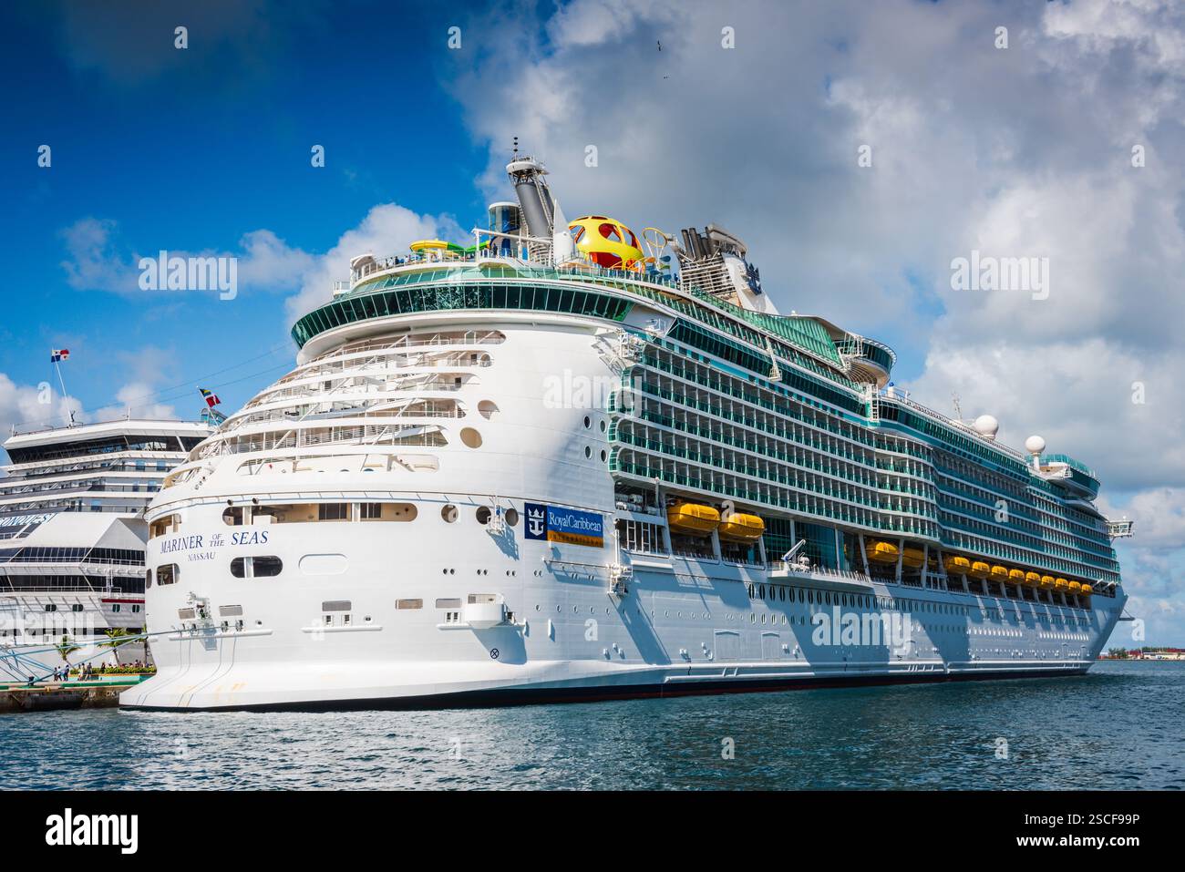 Nassau, Bahamas - 19 août 2018 : navire de croisière Royal Caribbean Mariner of the Seas amarré au port de croisière de Nassau. Banque D'Images