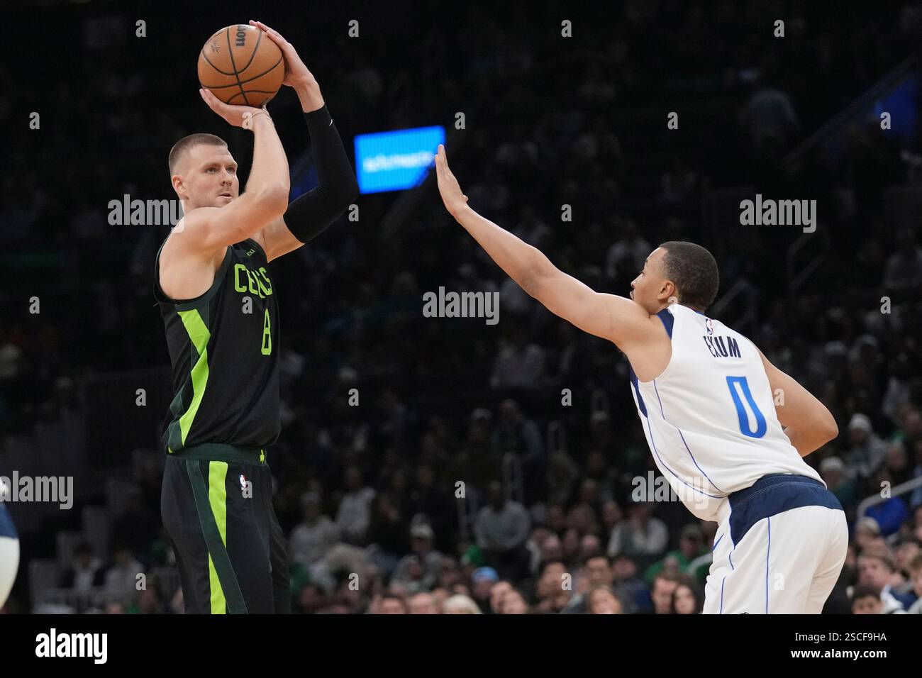 Boston Celtics center Kristaps Porzingis, left, shoots over Dallas Mavericks guard Dante Exum (0) during the first half of an NBA basketball game, Thursday, Feb. 6, 2025, in Boston. (AP Photo/Charles Krupa) Banque D'Images