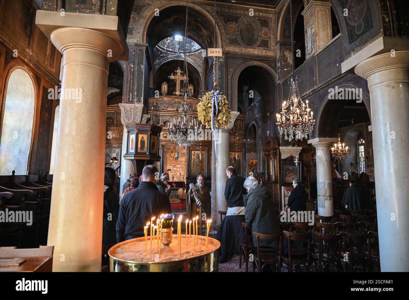 Athènes, Grèce. 2 février 2025. Une vue de l'intérieur de l'église de Saint Nicolas Ragavas pendant le service du dimanche Divine Liturgie. L'église byzantine historique de Saint Nicolas Ragavas est située au pied de l'éperon rocheux de l'Acropole dans le vieux quartier nommé Plaka et elle a été construite dans la première moitié du 11ème siècle. Le mariage du prince Nikolaos de Grèce avec Chrysi Vardinogianni devrait avoir lieu dans cette église le 7 février 2025. Crédit : Dimitris Aspiotis/Alamy Banque D'Images