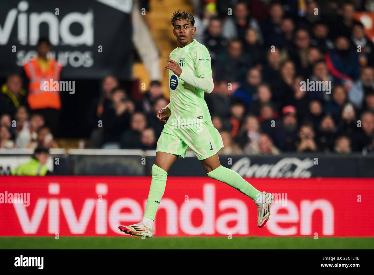 Valencia, Espagne. 06th Feb, 2025. VALENCE, ESPAGNE - 6 FÉVRIER : Lamine Yamal Right Winger du FC Barcelone en action lors du quart de finale de la Copa del Rey entre Valencia CF et FC Barcelone au stade Mestalla le 6 février 2025 à Valence, Espagne. (Photo de Francisco Macia/photo Players images/Magara Press) crédit : Magara Press SL/Alamy Live News Banque D'Images