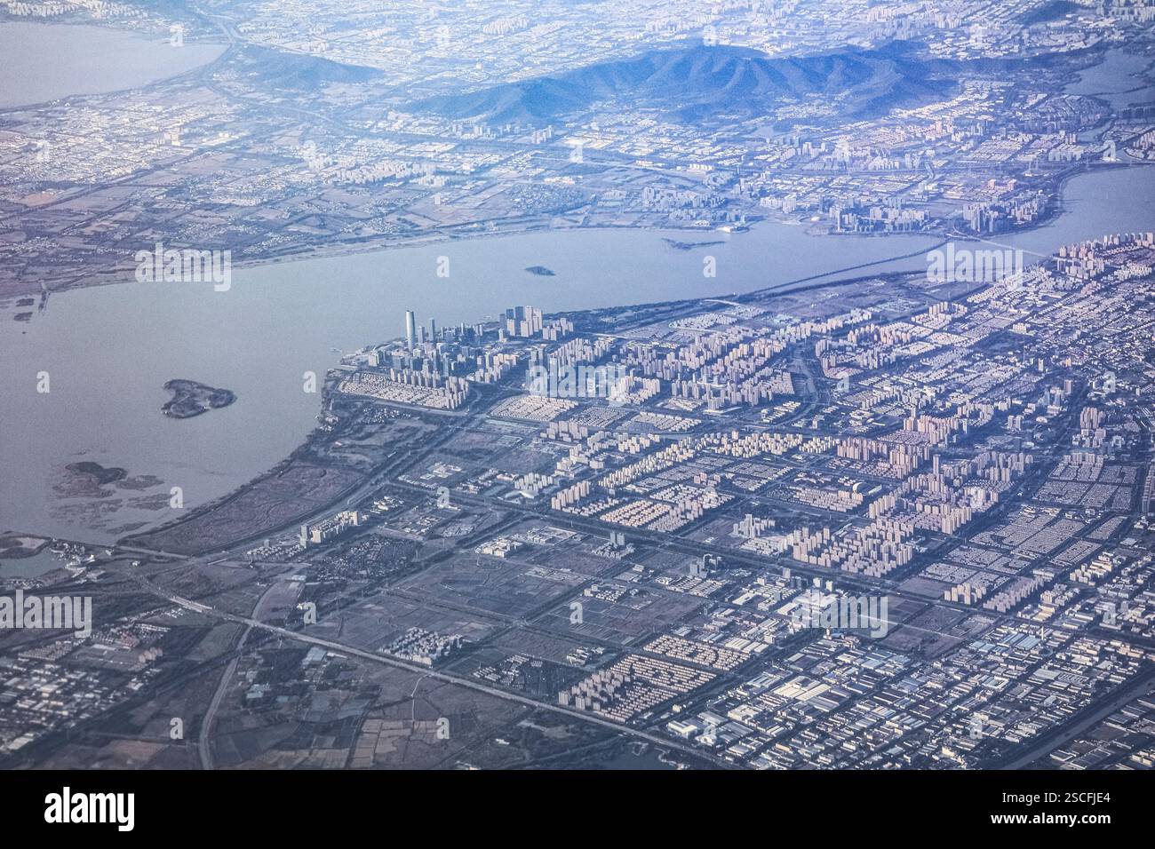 Vue de la ville de Shenzhen depuis une fenêtre d'avion. Quartiers de la capitale provinciale avec gratte-ciel. Banque D'Images