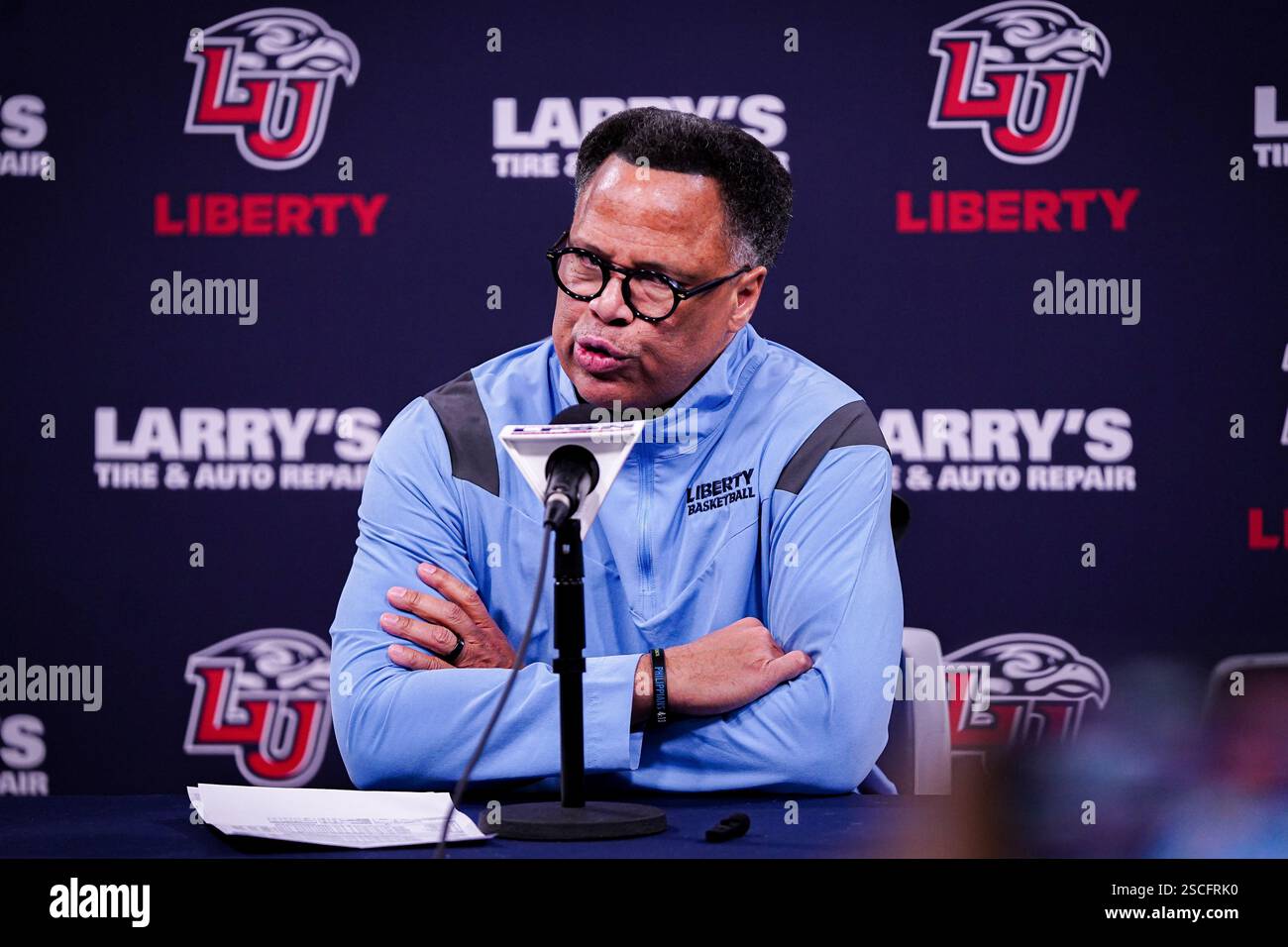 L’entraîneur-chef Ritchie McKay des Liberty Flames s’adresse aux médias après un match de basket-ball universitaire contre les Miners de l’UTEP Seth Halsey/Alamy Live News Banque D'Images