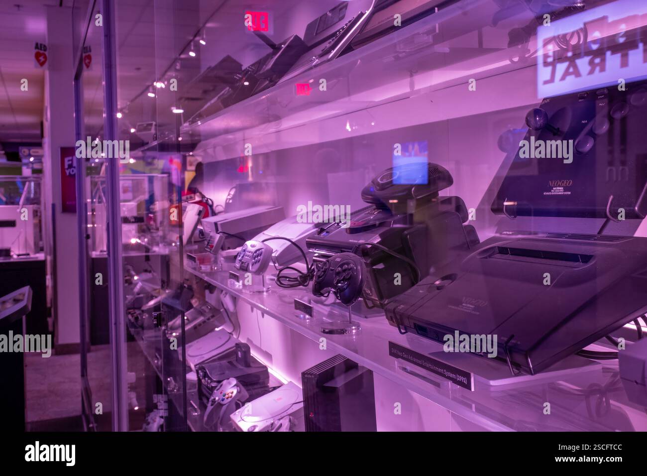 Rochester, New York, États-Unis - 6,2024 : rangée de consoles de jeux vidéo The Strong National Museum of Play Banque D'Images