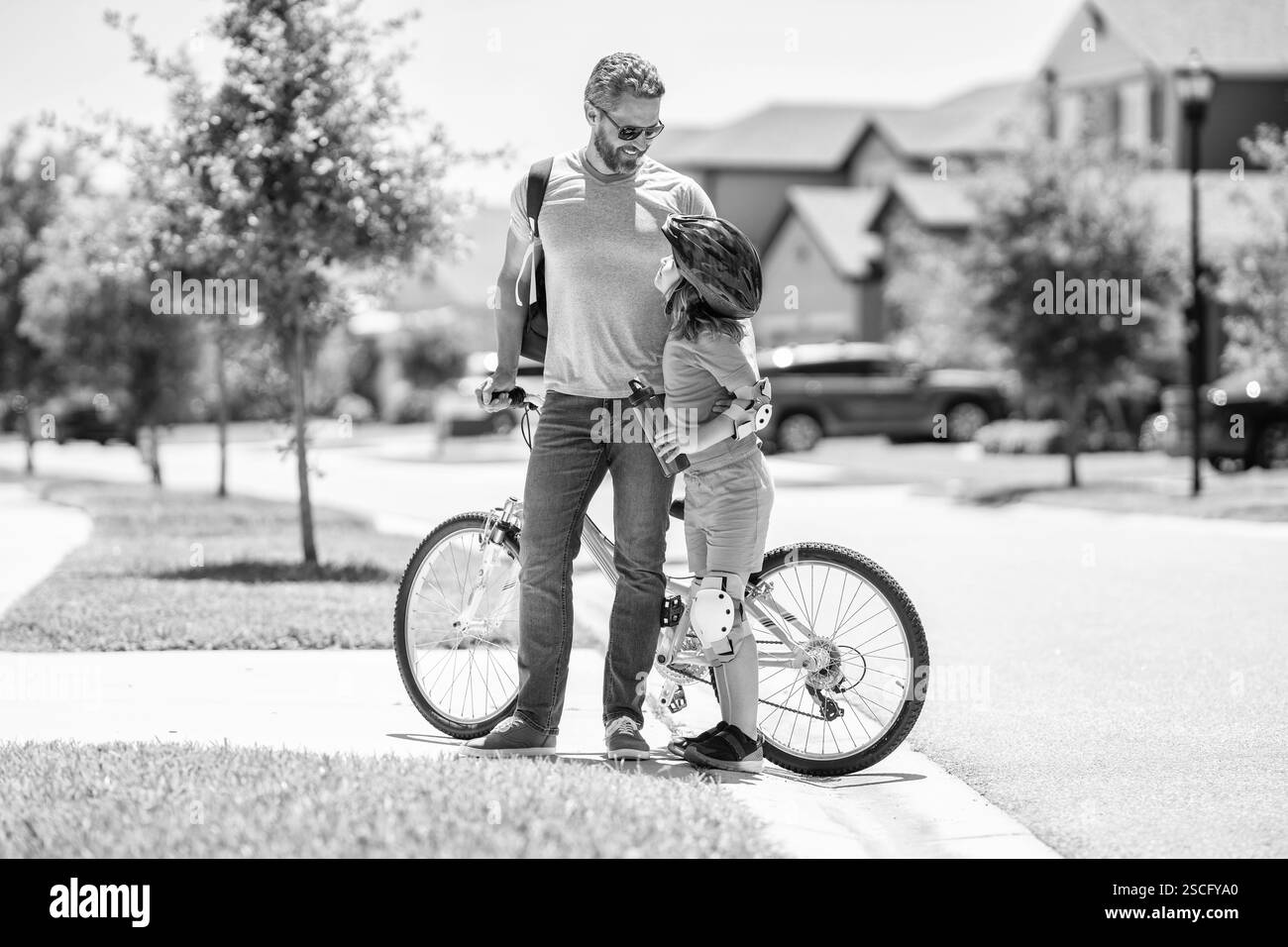 duo de fils et de père actifs à vélo à travers la campagne pittoresque. père enseignant à son fils à faire du vélo après l'école. père et fils en plein air Banque D'Images