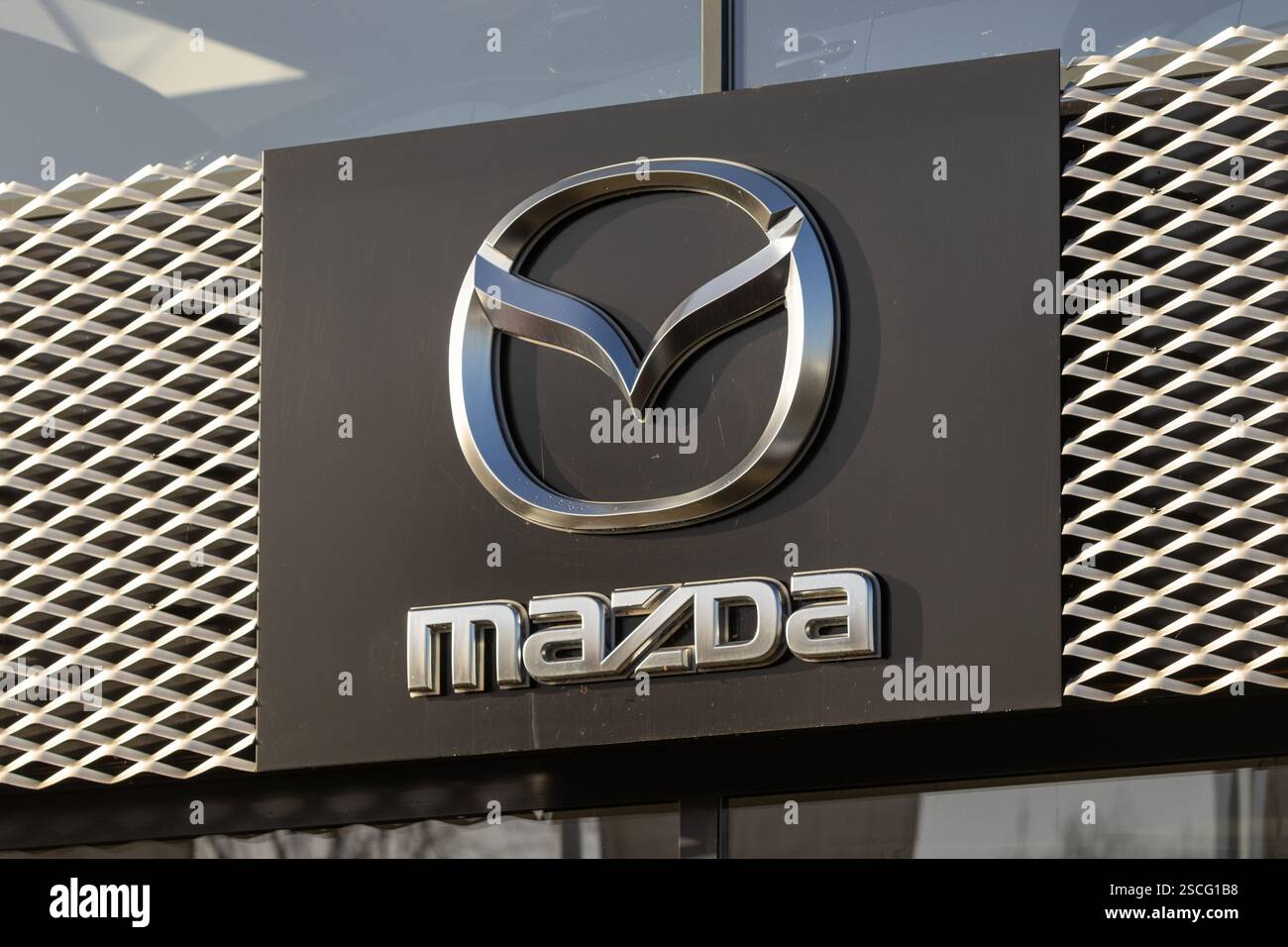 Logo Mazda chez le concessionnaire automobile à Nieuwegein. Mazda est une multinationale japonaise dont le siège social est situé à Fuchū, Hiroshima, au Japon Banque D'Images