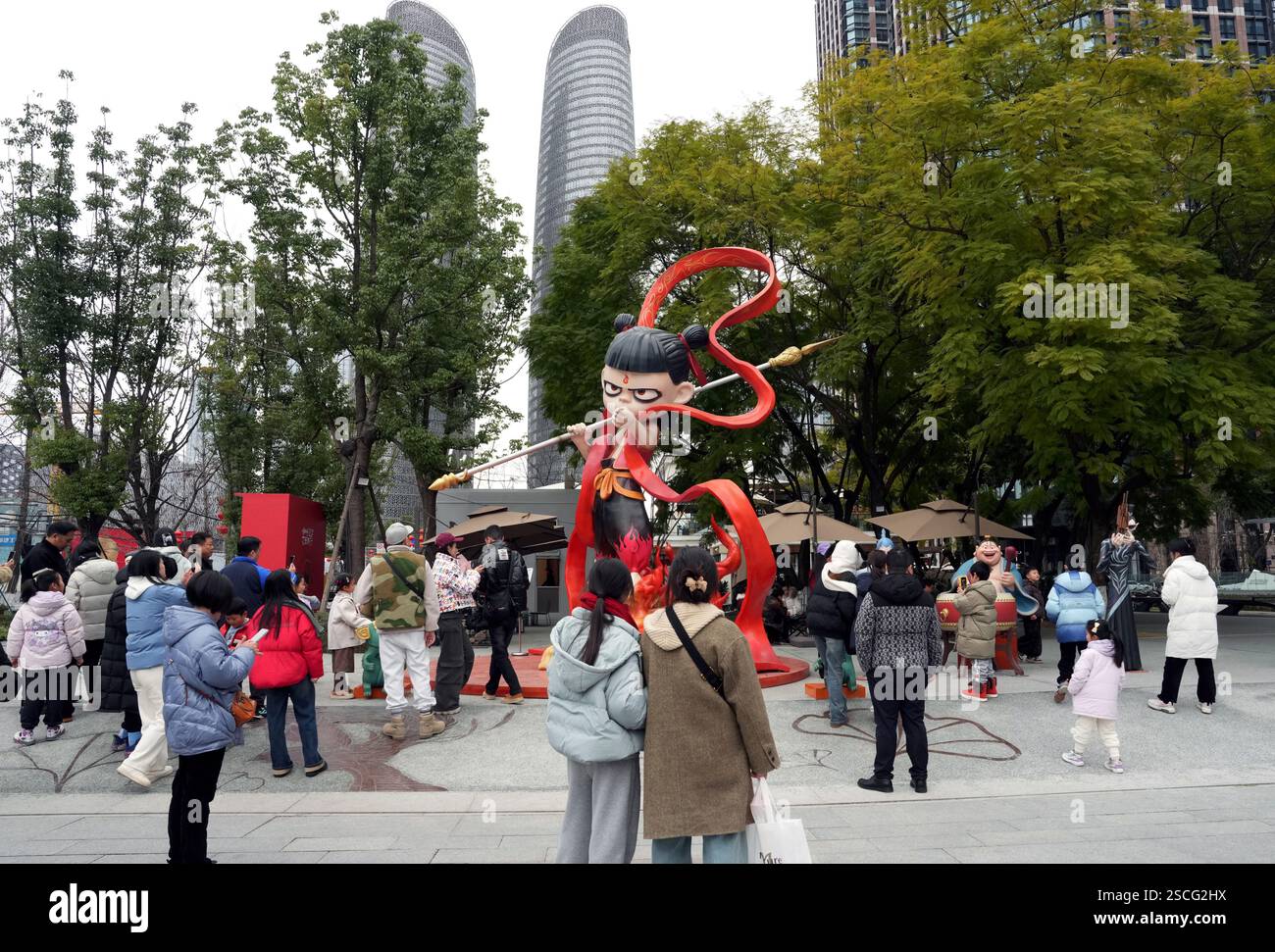 Chengdu, China.6th février 2025. Les visiteurs regardent une sculpture de ne Zha, une figure mythologique chinoise, sur l'avenue Jiaozi le 6 février 2025 à Chengdu, dans la province chinoise du Sichuan. Le film d'animation ne Zha 2 a surpassé l'épopée de guerre de 2021 « la bataille au lac Changjin » pour devenir le film le plus rentable de tous les temps en Chine. Crédit : an Yuan/China News Service/Alamy Live News Banque D'Images