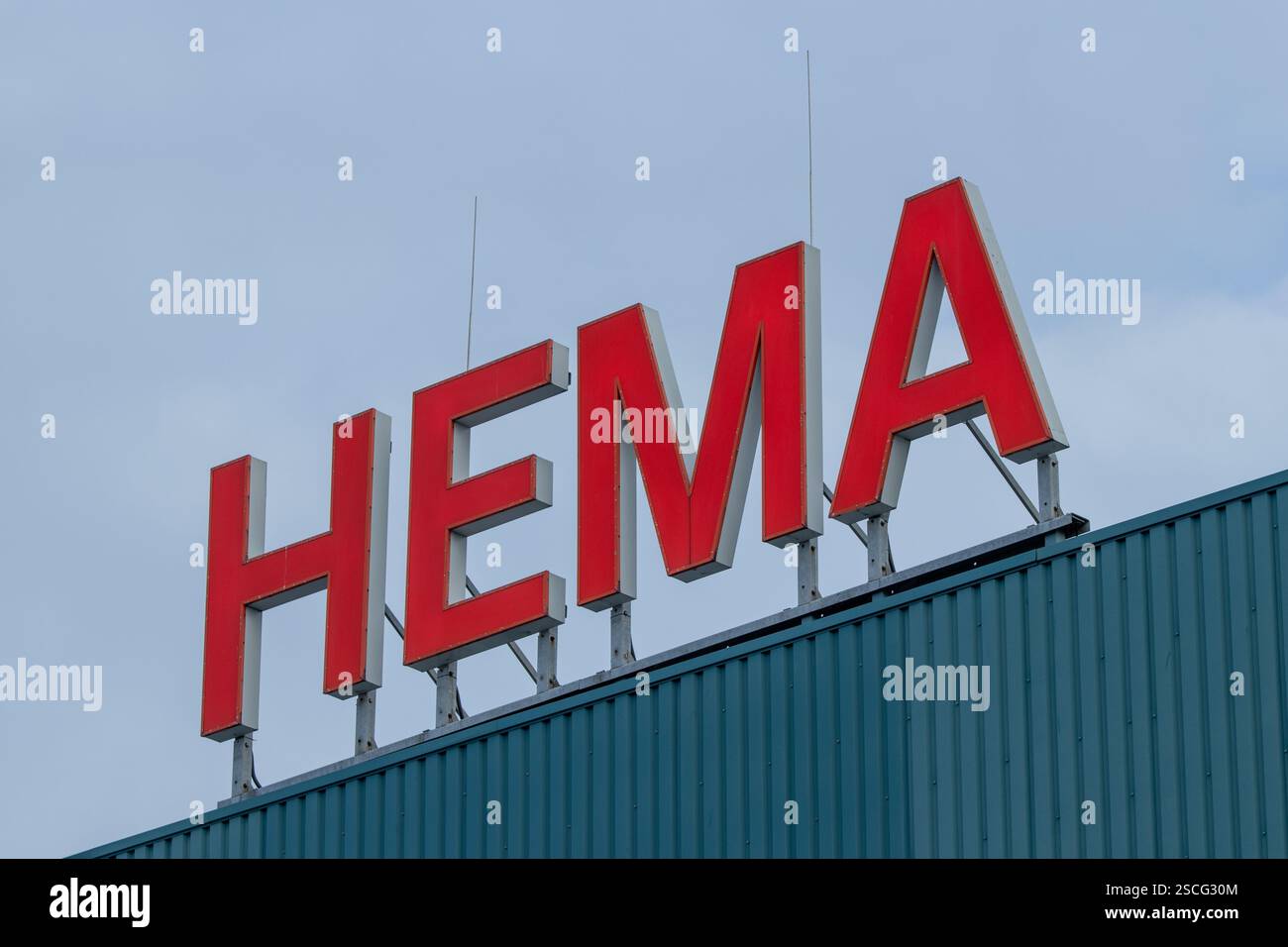 Logo HEMA à Utrecht. HEMA est une chaîne de magasins de variétés néerlandaise. Il a commencé ses opérations en tant que magasin de variétés. Banque D'Images Logo HEMA à Utrecht. HEMA est une chaîne de magasins de variétés néerlandaise. Il a commencé ses opérations en tant que magasin de variétés. Banque D'Images