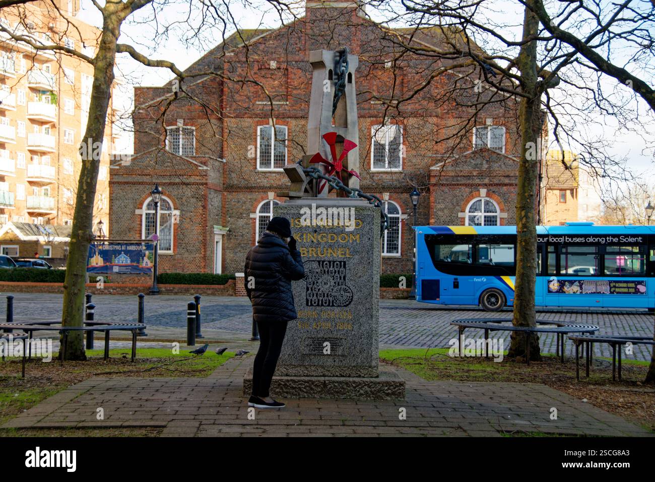 Isambard Kingdom Brunel Monument à Saint George's Square Portsmouth avec passage lisant l'inscription. Bus bleu et église en arrière-plan. Banque D'Images