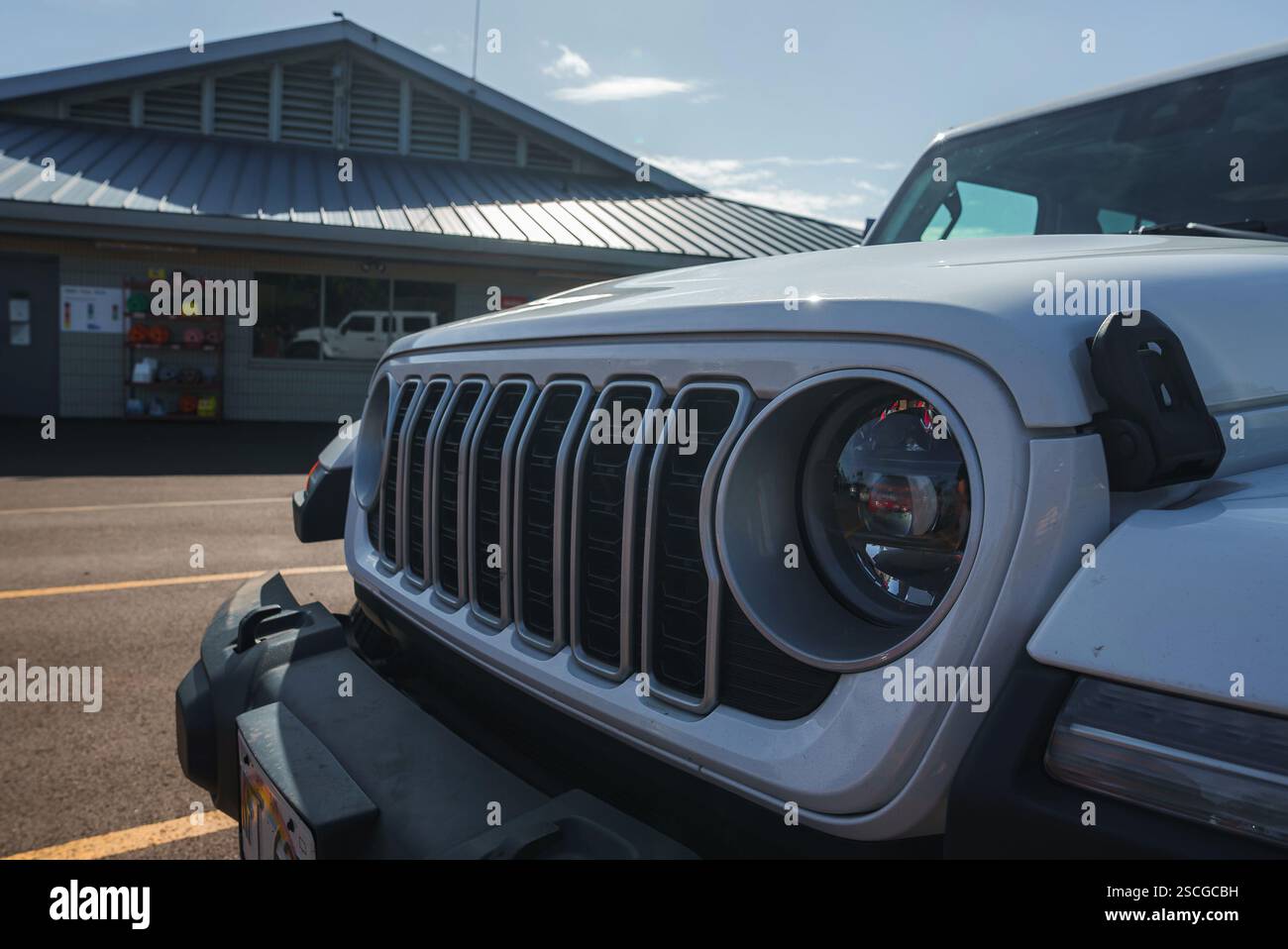 Calandre avant Jeep blanche et phare dans un parking ensoleillé Hawaii Banque D'Images