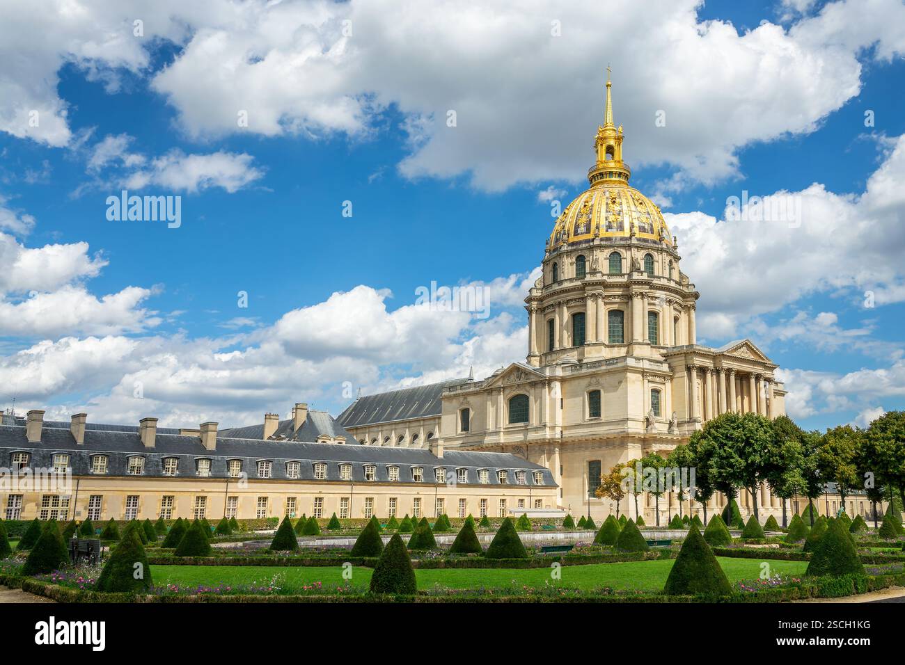 Hôtel des Invalides, célèbre monument avec le tombeau de Napoléon sous le dôme doré à Paris, France Banque D'Images