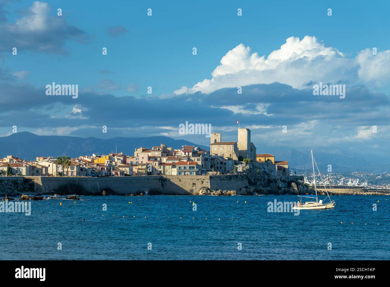 Vue sur les remparts et la vieille ville d'Antibes avec un voilier sur la Côte d'Azur dans le sud de la France Banque D'Images