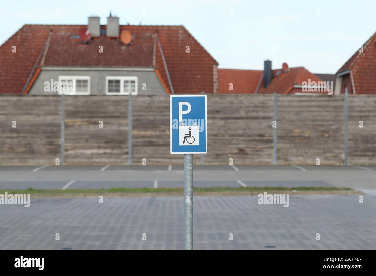02.02.2025, xtgx, Symbolfotos Behindertenparkplatz. Ein Schild weist
