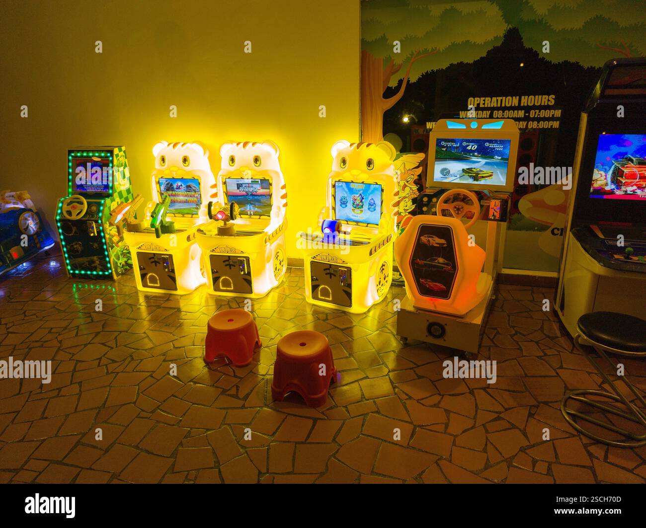 Jeux électroniques pour enfants, éclairés par la lumière du soir Banque D'Images