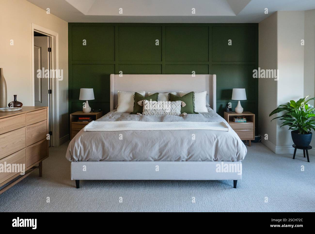 Grande chambre moderne du milieu du siècle avec mur d'accent vert. Banque D'Images