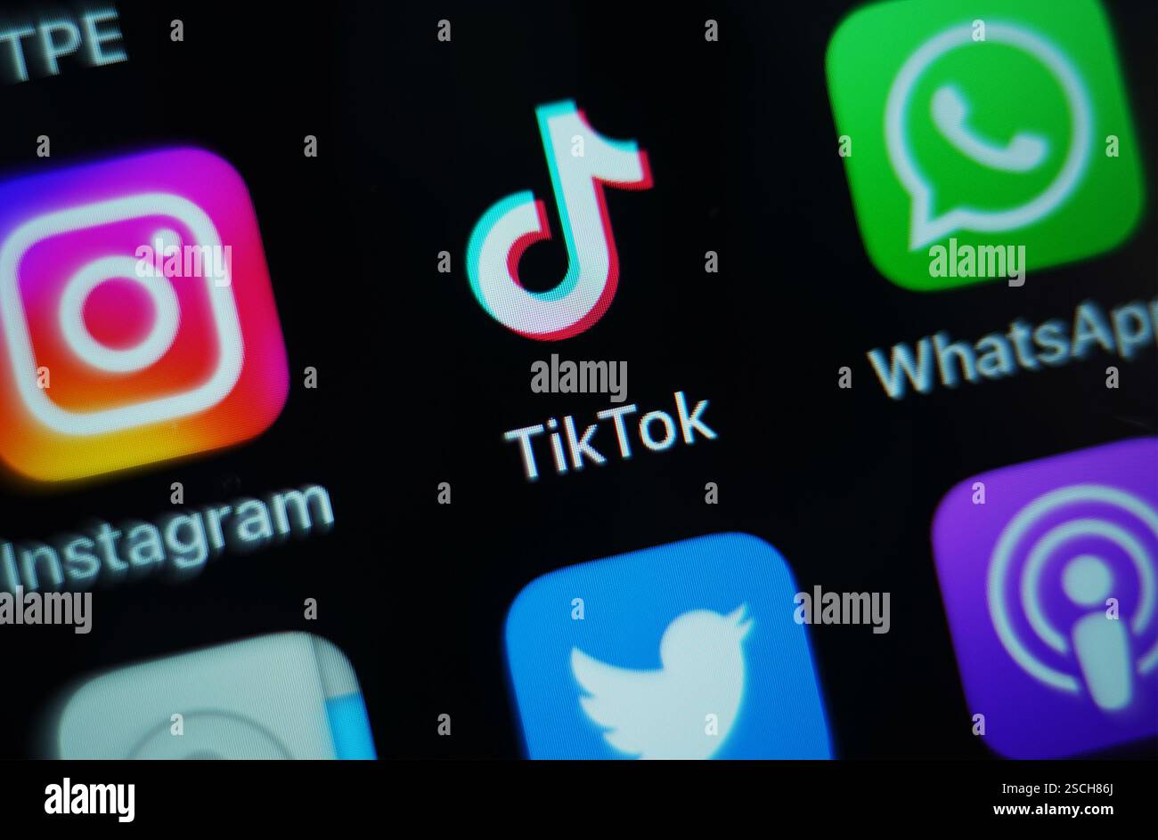 Photo du dossier datée du 16/03/23 d'une vue de l'application pour TikTok sur un écran de téléphone. Des familles endeuillées ont intenté une action en justice contre TikTok aux États-Unis pour avoir tenté d'accéder aux comptes de leurs enfants sur les réseaux sociaux parce qu'elles « veulent des réponses » sur leur mort. Date d'émission : vendredi 7 février 2025. Banque D'Images