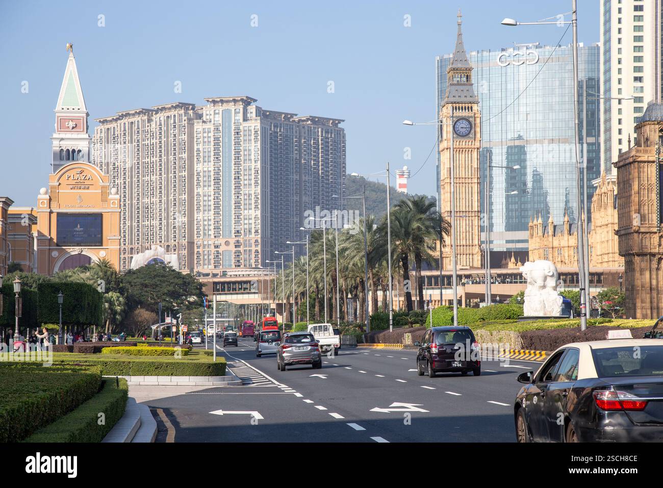 Voitures circulant par le Strip à Macao, pendant le coucher du soleil Banque D'Images
