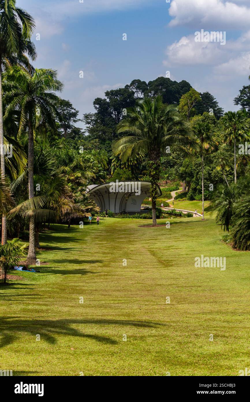 Vue verticale de la pelouse et de la scène symphonique de la Shaw Foundation, jardins botaniques de Singapour. Site classé au patrimoine mondial de l'UNESCO. Journée ensoleillée et espace verdoyant. Banque D'Images