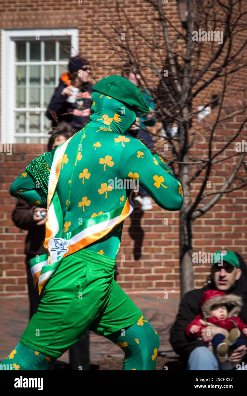 Participant à la parade de la fête de Patrick en costume de Shamrock complet. Banque D'Images