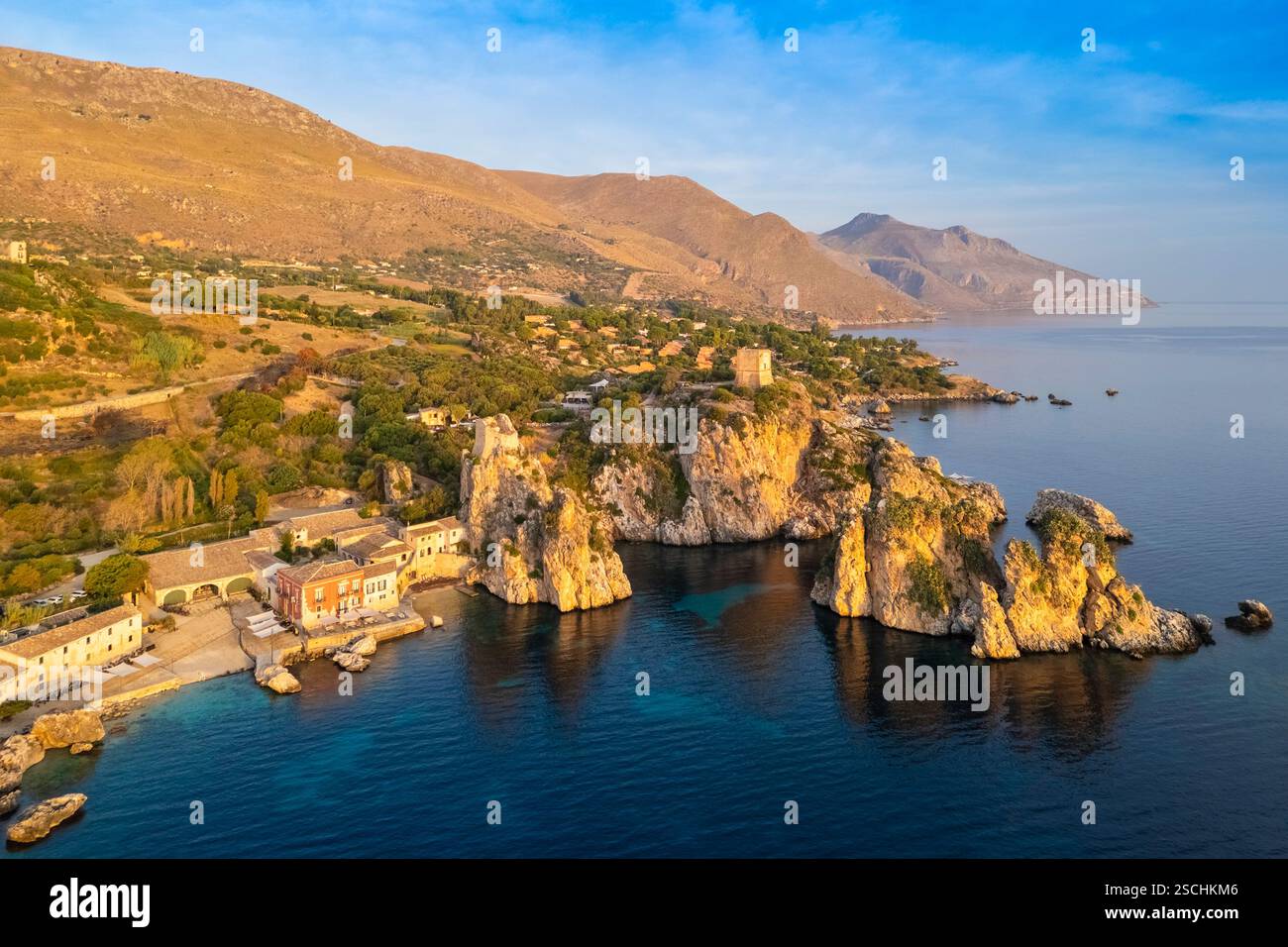 Vue aérienne de la célèbre vieille tonnara et des piles de Scopello. Castellammare del Golfo, Trapani district, Sicile, Italie Banque D'Images