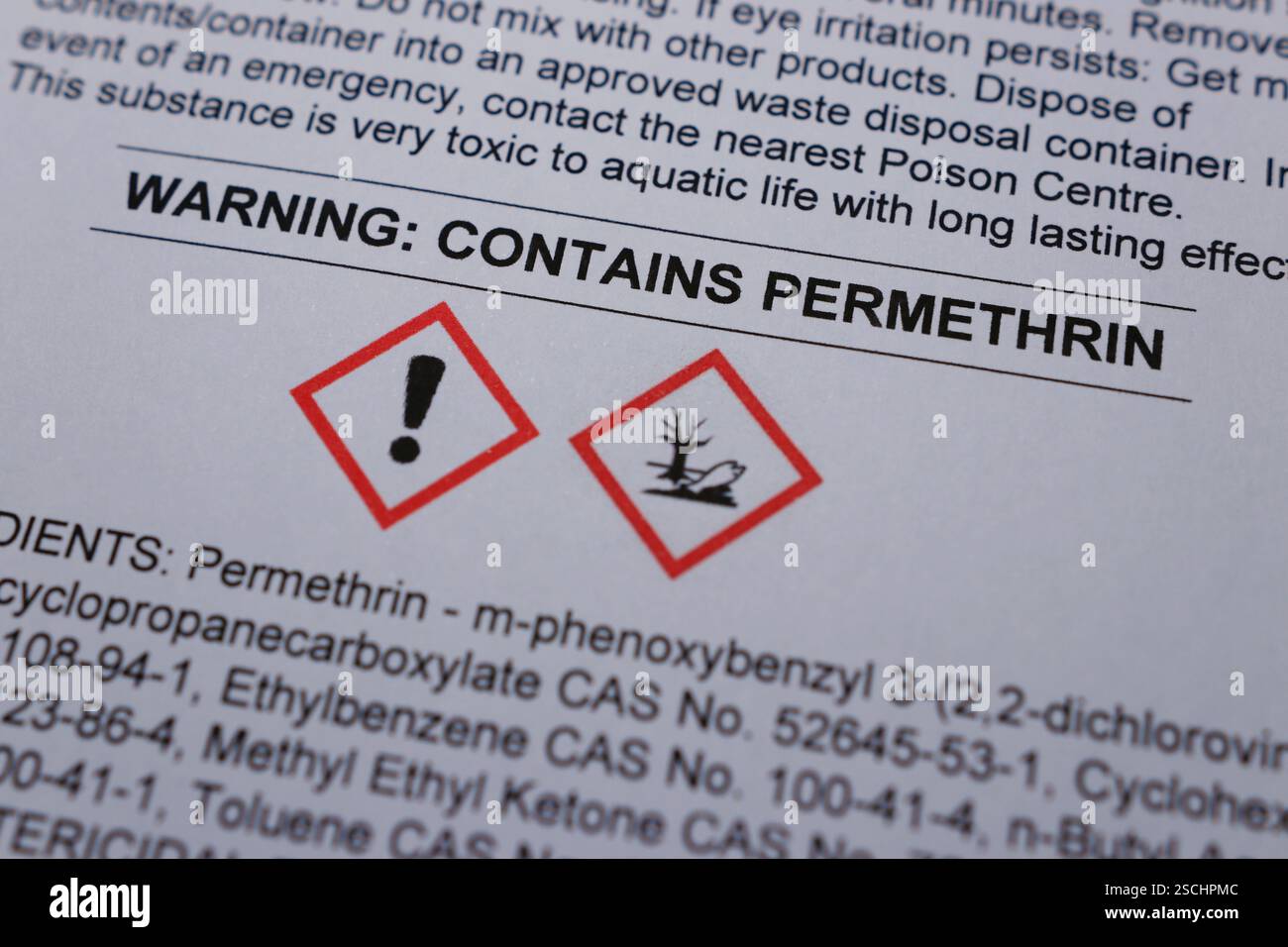 Étiquette d'avertissement chimique indiquant la présence de perméthrine, une substance toxique et nocive pour l'environnement présente dans le traitement des tiques et des puces Banque D'Images