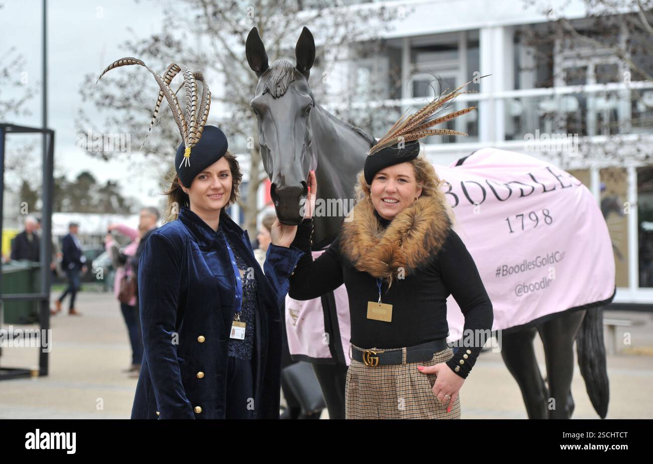 L2R Caroline Nicholls et Sophie Tuffin. Caroline a confectionné leurs deux chapeaux. Courses hippiques à l'hippodrome de Cheltenham le Ladies Day, deuxième jour du Festival Banque D'Images
