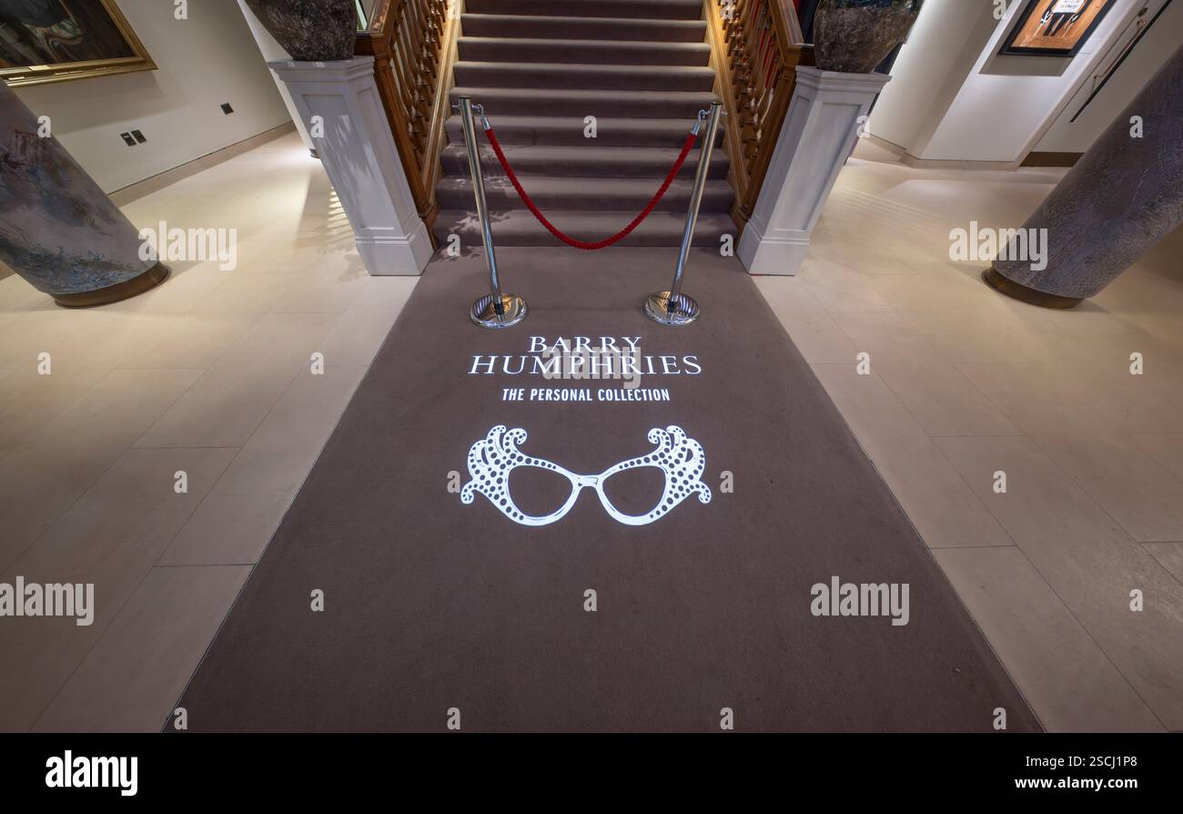 Christie's, Londres, Royaume-Uni. 7 février 2025. Barry Humphries : la collection personnelle. Exposition de pré-vente (vente aux enchères le 13 février) de la collection érudite de Barry Humphries (1934-2023). L'artiste australien de renommée mondiale, surtout connu pour ses personnages Dame Edna Everage et Sir les Patterson, a commencé à collectionner dès son adolescence, et plus d'un demi-siècle a construit sa collection. Crédit : Malcolm Park/Alamy Live News Banque D'Images