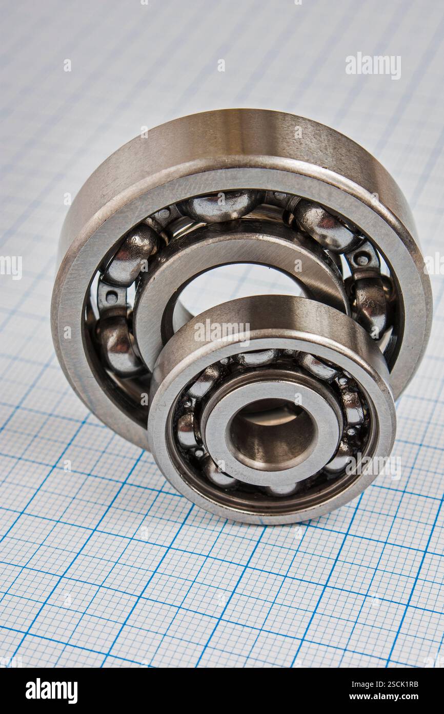 deux roulements sur le fond de papier millimétré Banque D'Images
