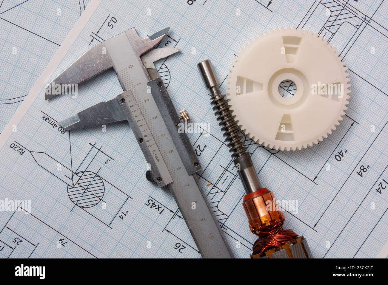 composants électriques et outils de mesure de papeterie contre les dessins Banque D'Images