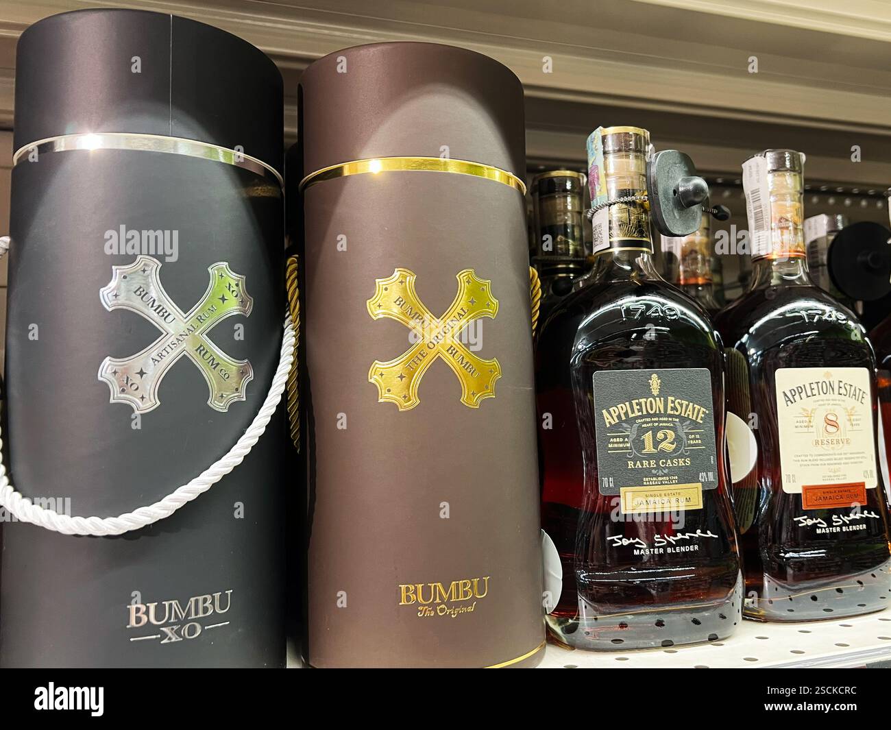 Kiev, Ukraine - 04 février 2025 : assortiment de bouteilles de rhum premium avec les marques Bumbu et Appleton Estate dans l'emballage Banque D'Images