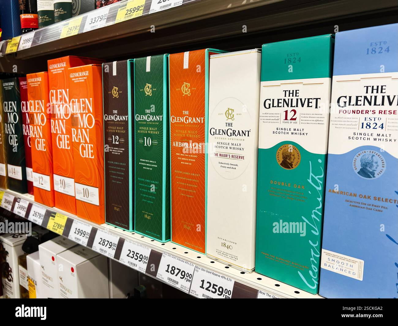 Kiev, Ukraine - 04 février 2025 : une sélection de marques de whisky présentées avec des prix sur les étagères Banque D'Images