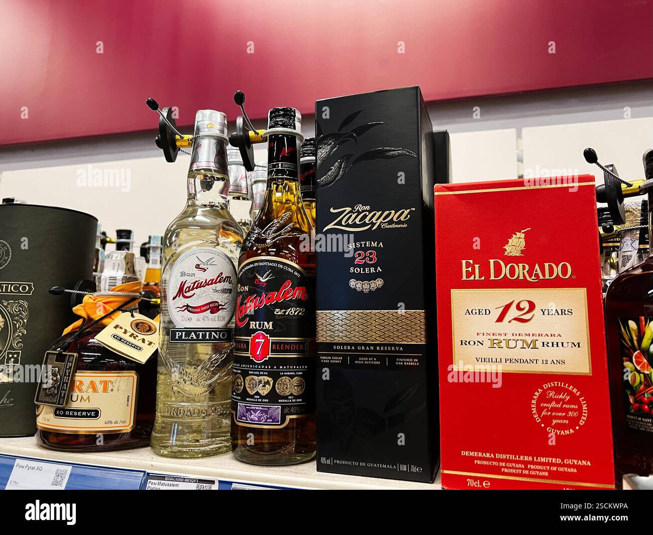 Kiev, Ukraine - 04 février 2025 : collection de bouteilles de rhum de haute qualité présentées dans un magasin de vente au détail de spiritueux Banque D'Images
