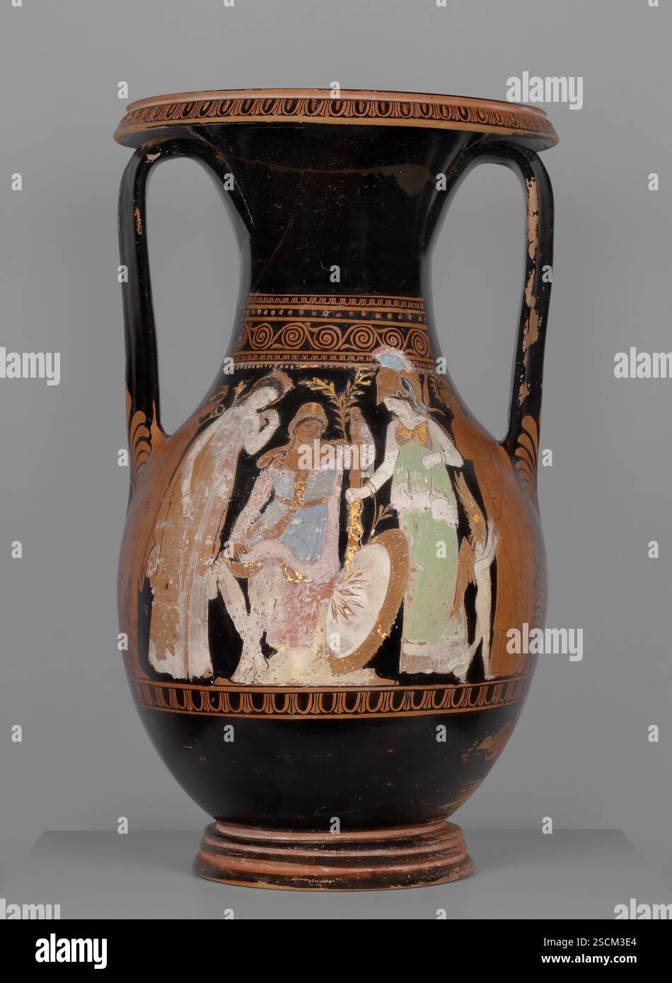 Grenier Red-figure pelike, Kerch style, environ 360 av. J.-C. Pot de stockage avec le jugement de Paris. Informations complémentaires : un côté de ce vase montre le jugement de Paris, un mythe avec une longue histoire en grec prolongé Le jeune prince troyen Paris est assis au milieu de trois déesses et de leur guide Hermès, Dieu des voyageurs. La tâche de Paris était de décider quelle déesse est la plus belle : Héra, reine des dieux ; Athéna, déesse de la sagesse ; ou Aphrodite, déesse de l'amour. Paris a choisi Aphrodite parce que son pot-de-vin était le meilleur : il pouvait avoir qui parmi les femmes mortelles il pensait le plus beau. Son choix d'Helen, reine de Banque D'Images