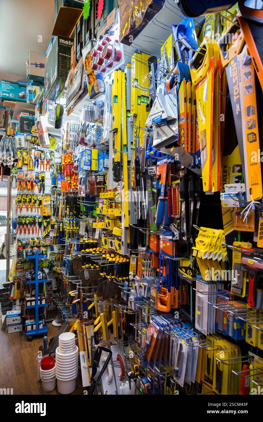Magasin de quincaillerie à l'intérieur ; bricolage bien approvisionné, bricoleur et magasin de fournitures professionnelles / magasin, une grotte d'Aladdin d'outils et de matériaux. Londres. (143) Banque D'Images
