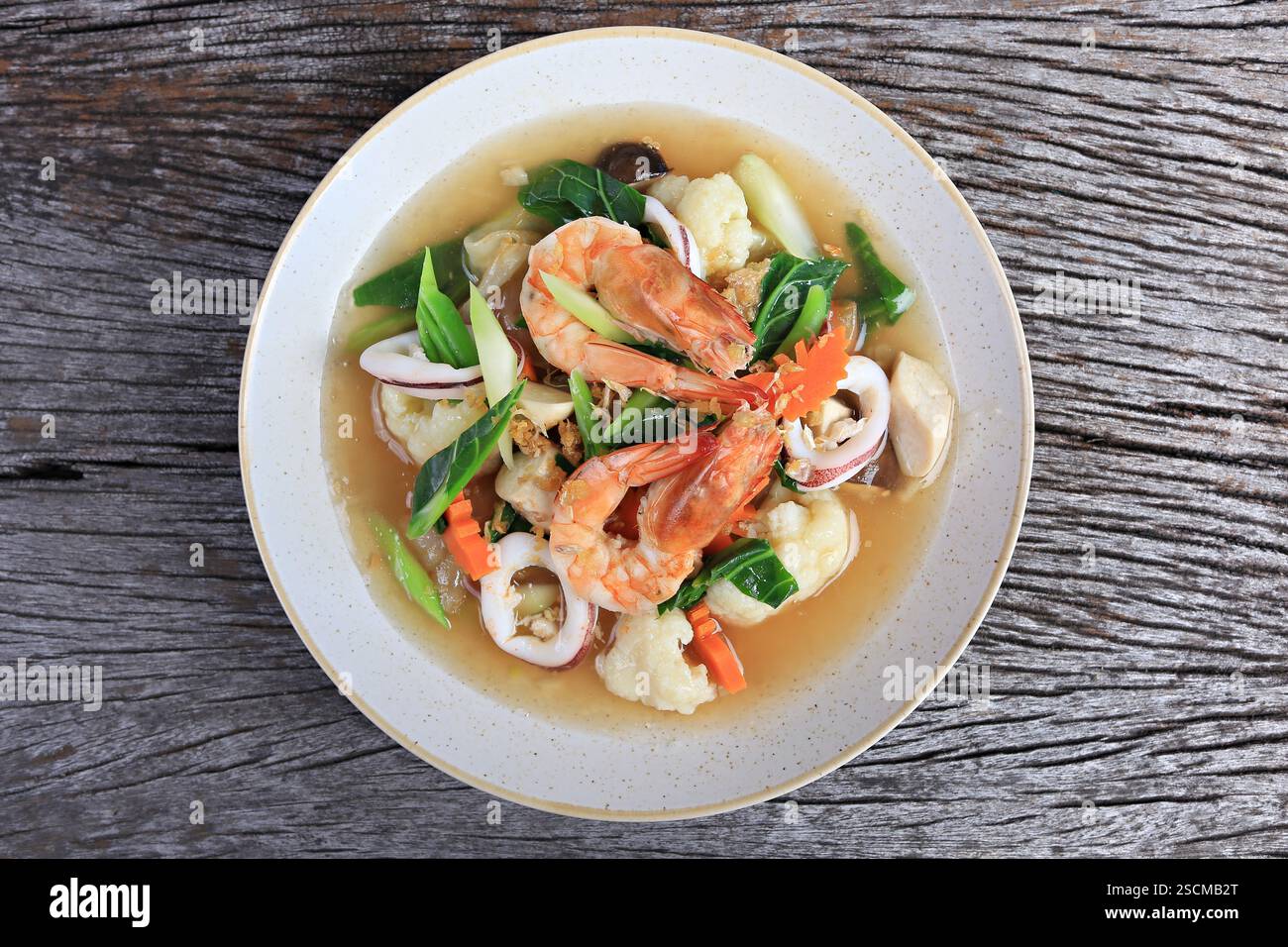 Nouilles de riz sautées avec fruits de mer et sauce épaisse, nouilles de riz larges avec fruits de mer et sauce sauce (Rad-Na Taley) Banque D'Images