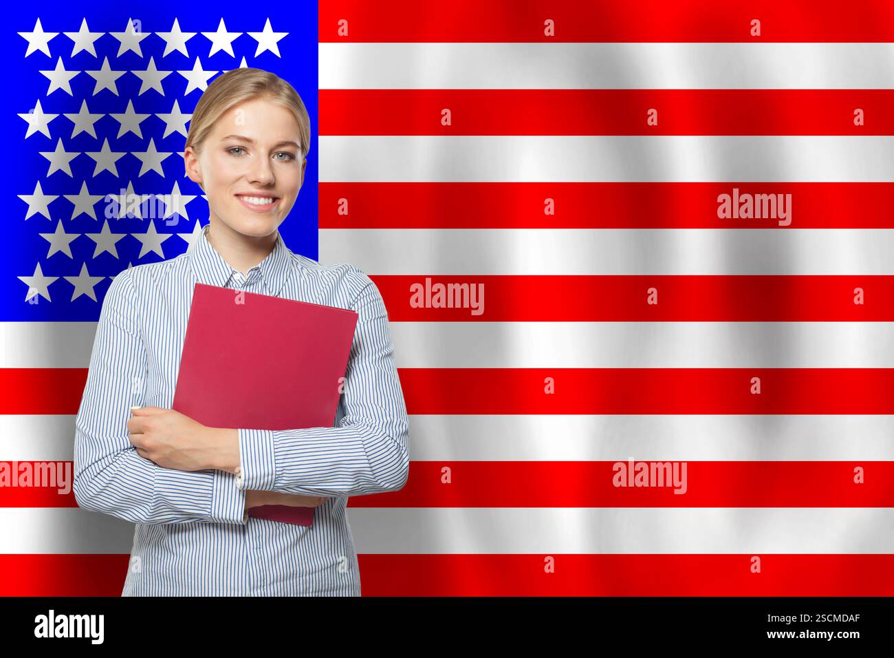Mignonne femme heureuse avec le drapeau des USA Banque D'Images