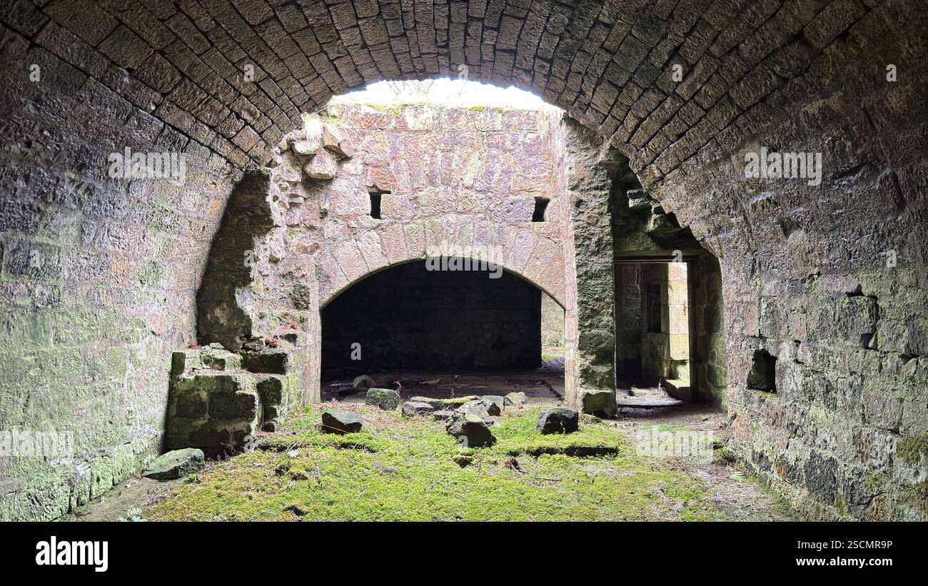 Ruine du château de Dowhill dans le paysage écossais. Vieux monument abandonné historique paysage architectural médiéval - Image de stock capturée avec un smartphone