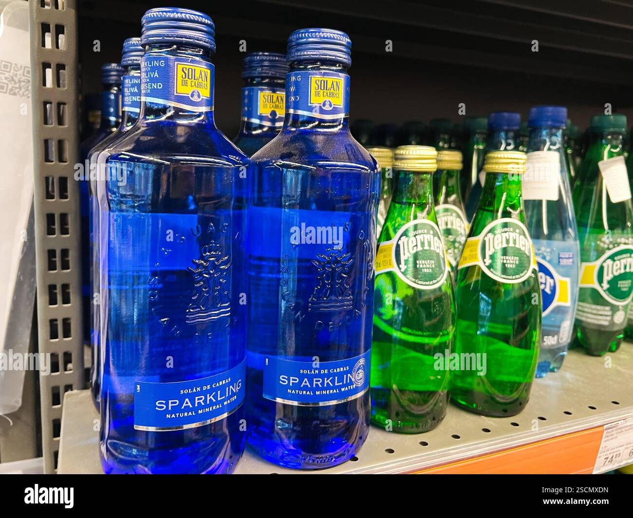 Bouteilles de bleu Solan de Cabras à San Miguel Marché- Botellas azules de  Solan de Cabras en el Mercado de San Miguel Photo Stock - Alamy