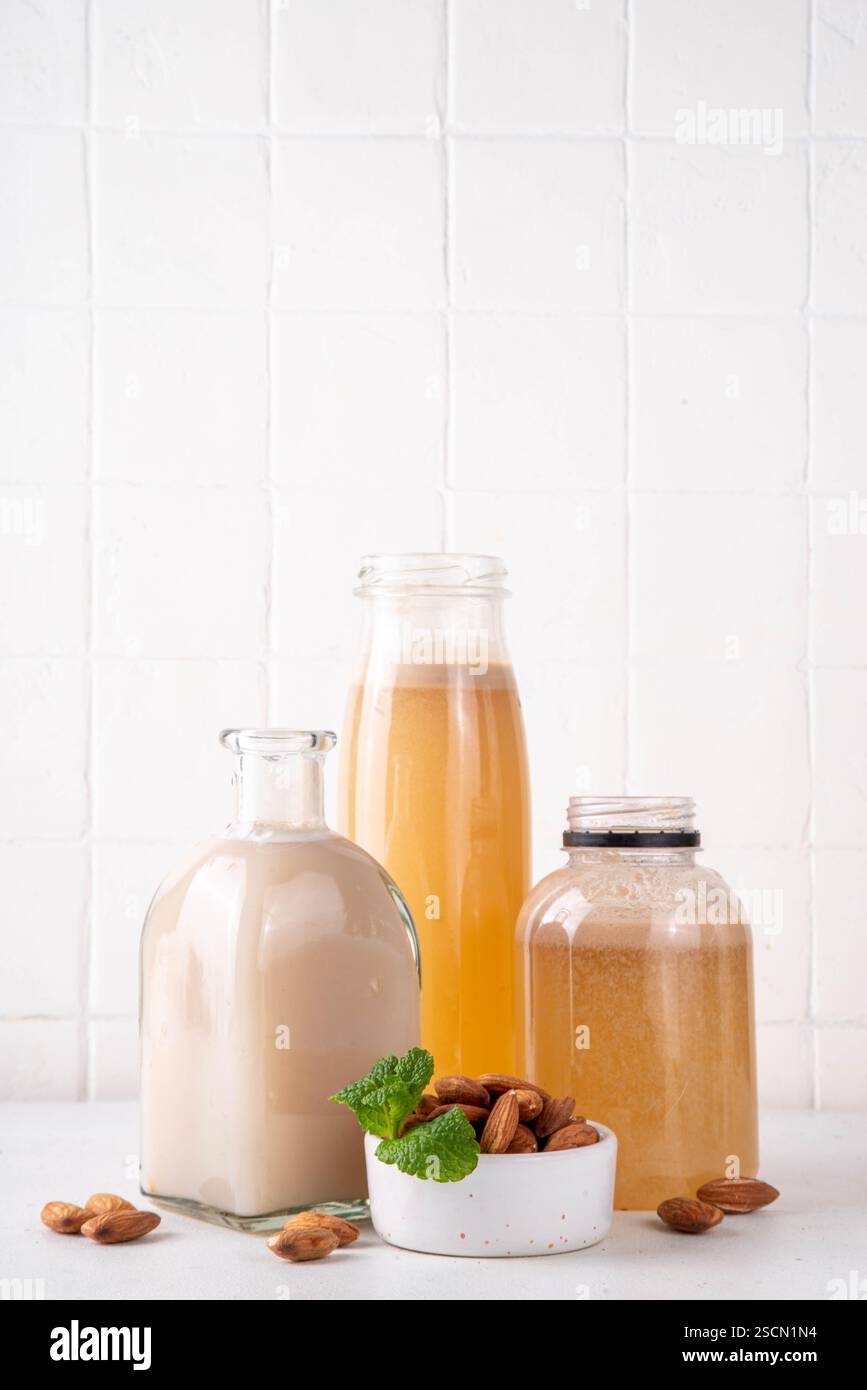 Sirop d'orgeat d'amande maison dans différentes bouteilles, amandes, eau, sucre et sirop d'eau de fleur d'oranger pour faire des cocktails sucrés Banque D'Images
