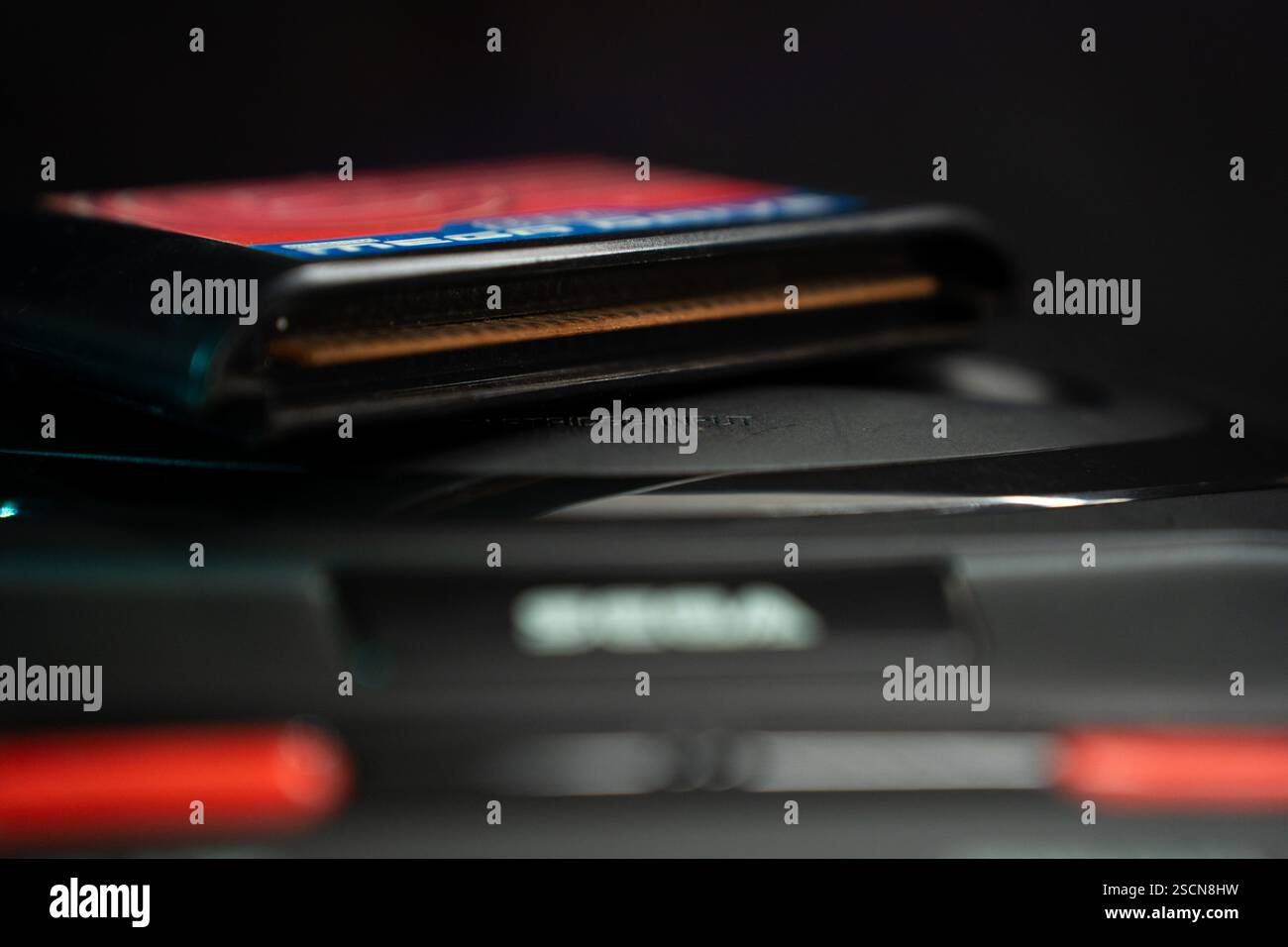 Athènes, Grèce. 07 février 2025. Une console de jeux vidéo Sega Mega Drive 2 avec une cartouche de jeu. (Photo de Nikos Pekiaridis/NurPhoto)0 crédit : NurPhoto SRL/Alamy Live News Banque D'Images